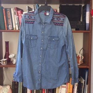 Divided denim shirt with embroidered pattern